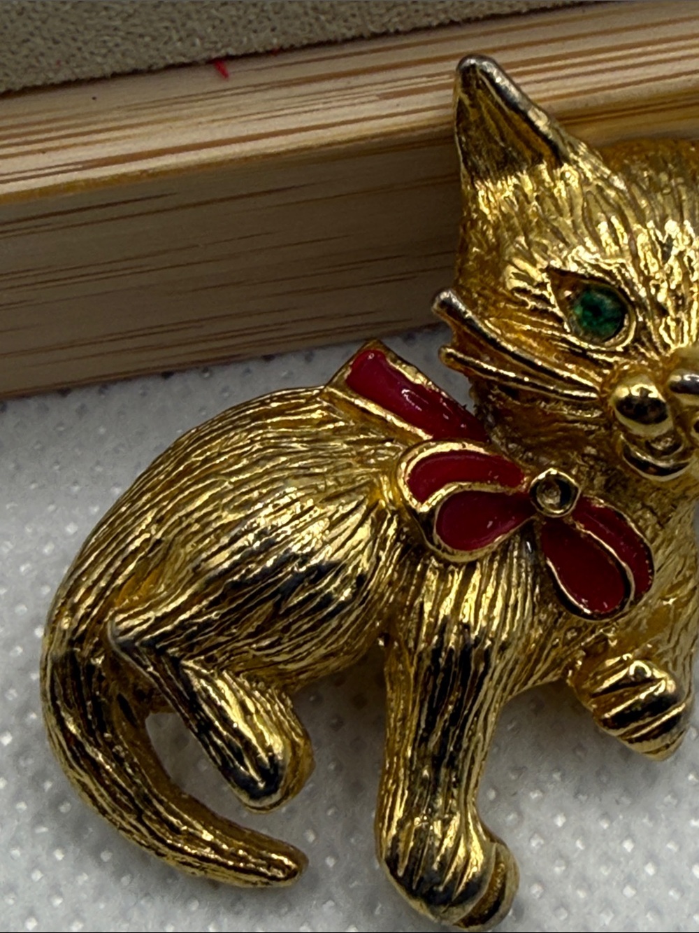 Vintage Gold-Tone Cat Brooch with Red Bow and Green Eyes signed - Picture 6 of 12